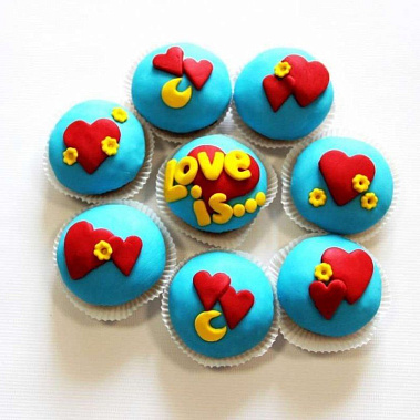 Капкейки "Love is..." купить - новомосковск.сладкоежкин.рф